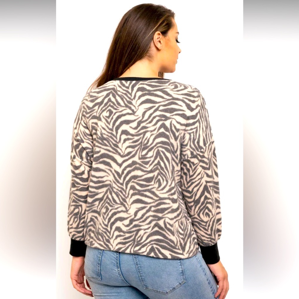 PLUS SIZE ZEBRA PRINT SWEATSHIRT TOP!